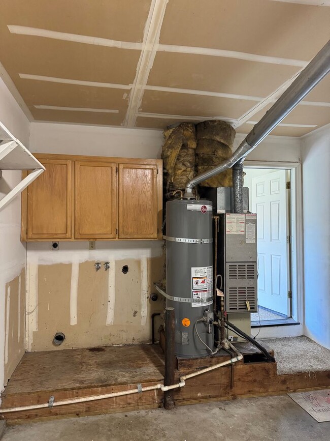 Building Photo - Charming 3 bedroom 1.5 bathroom Two story Town House with an attached garage.