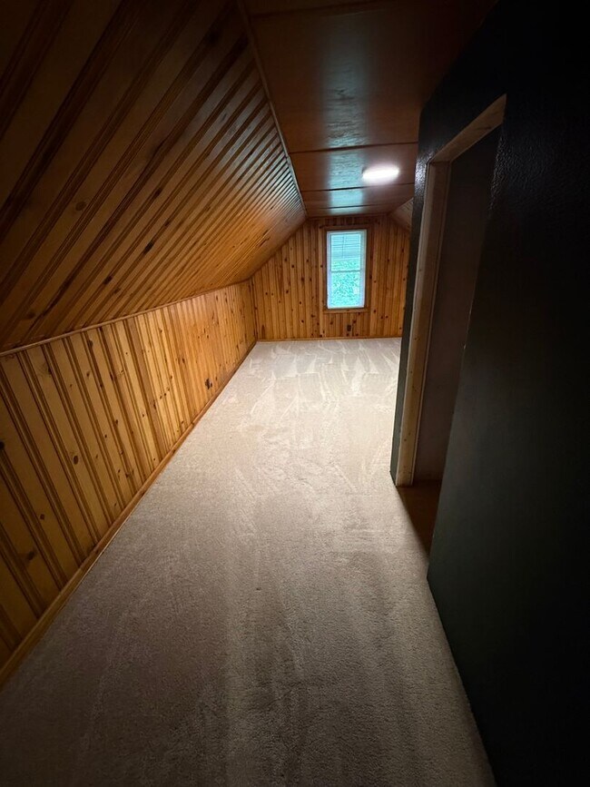 Building Photo - Struthers , 3 bedroom home with full basement and garage.