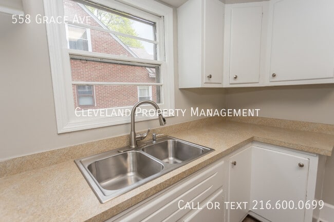 Building Photo - 558 Grace Ave