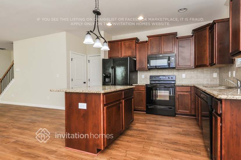 Building Photo - 213 Verrazano Pl