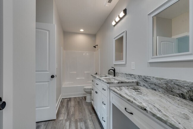 Building Photo - 37 Lakeview Dr