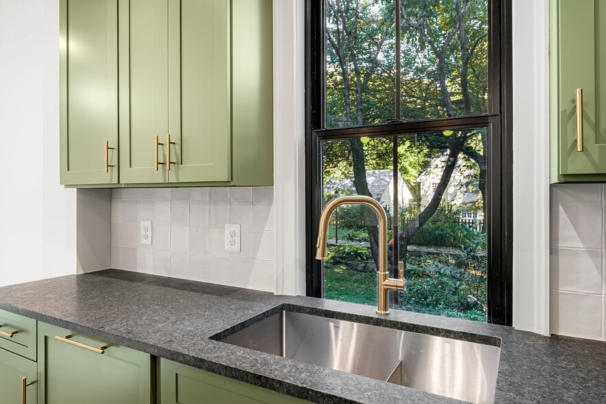 Dishwasher concealed to improve the view - 4629 Keswick Rd