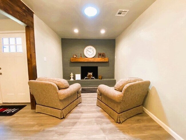 Building Photo - 1100 Elmhurst St