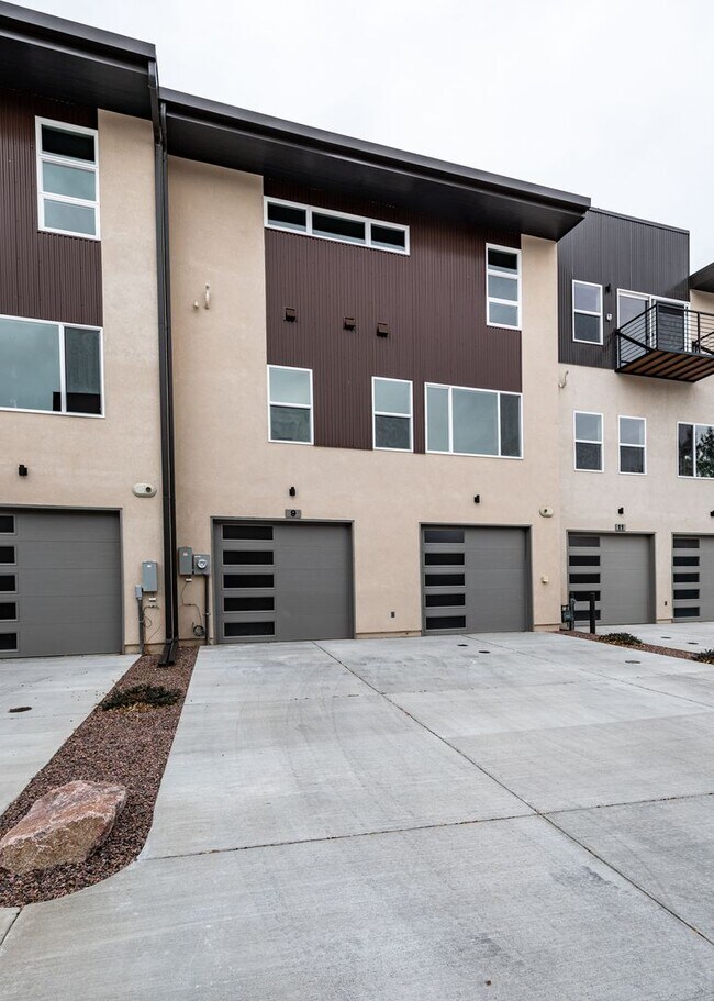 Building Photo - Luxury Executive Westside Townhouse with E...