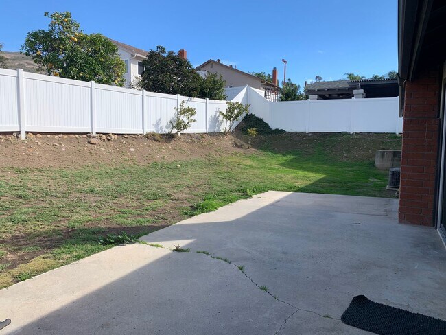 Building Photo - 3 Bedroom 2 Bath Cowles Mountain Home For Rent