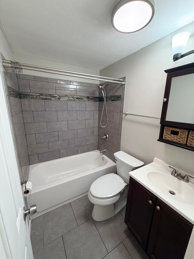 Building Photo - Spacious 4 Bedroom Split-Level Home in Clay, NY
