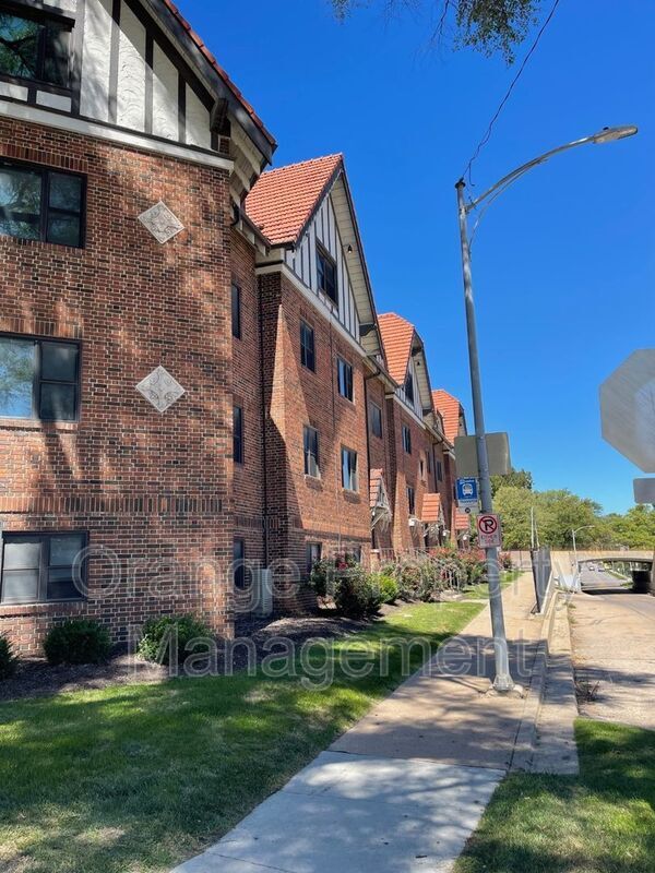 Building Photo - 3302 Burt St