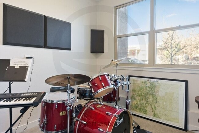 Building Photo - Beautiful Two Bedroom Townhome in Denver -...