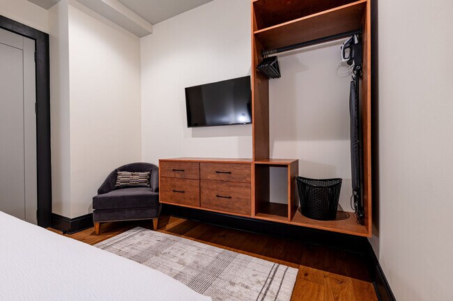 Building Photo - 1011 Canal St