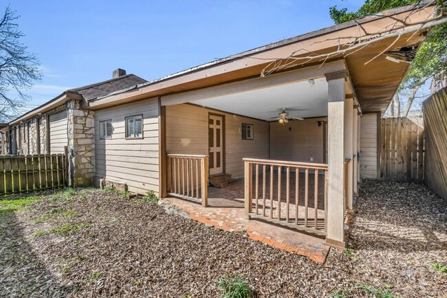 Building Photo - 2 bed/1 bath apartment