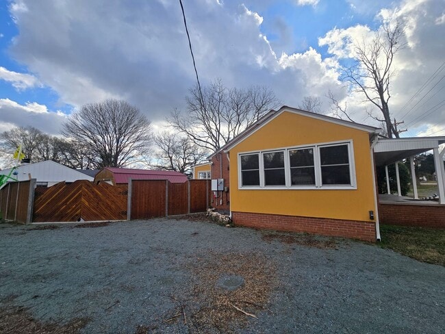 Building Photo - Charming Pittsboro Bungalow with Screened Porch & Fully Fenced Yard