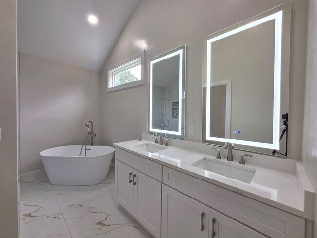 Building Photo - FOR RENT pool home, 3 bed 2 bath in The Quarries
