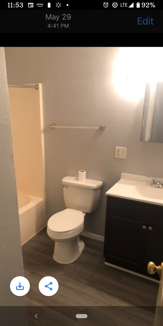 Building Photo - Remodeled 2025 Ground Level 2 Bedroom Apar...