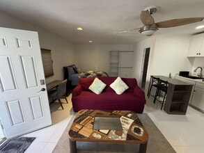 Building Photo - Modern & Stylish Private Garage Studio