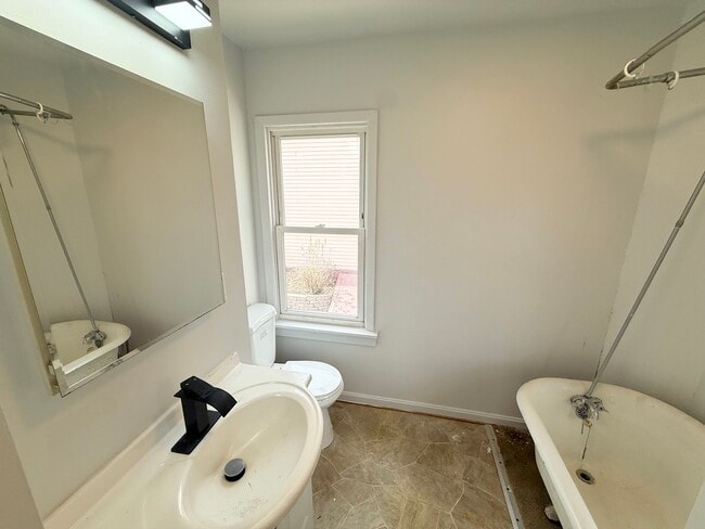 Building Photo - 358 Russell St