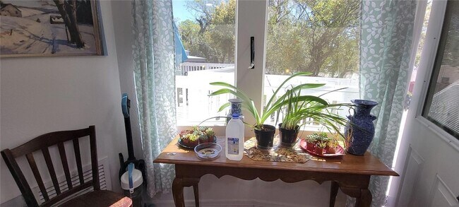 Building Photo - 416 W Howry Ave