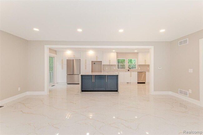 Building Photo - 21993 Riverview Dr