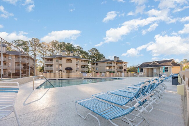 Building Photo - 4242 Pinehurst Cir