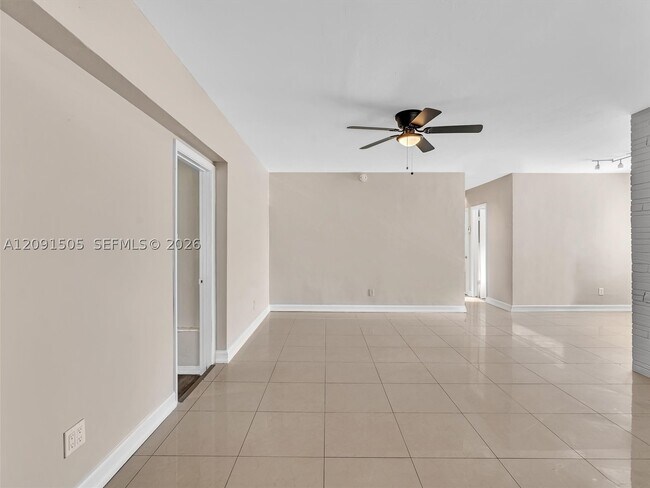 Building Photo - 365 NE 171st Terrace