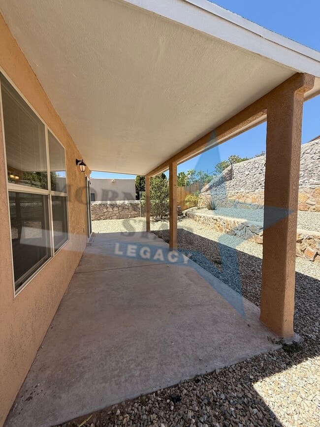 Building Photo - Roadrunner area! LOVELY two bedroom home.