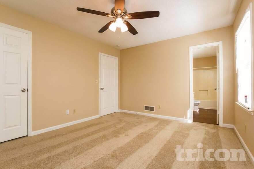 Building Photo - 1202 Holly Hills Dr SW