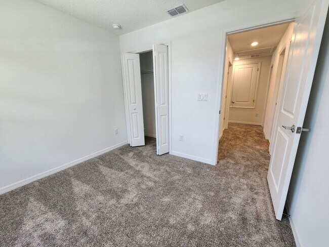 Building Photo - Beautiful 2 story 4 bedroom, 2.5 bathroom