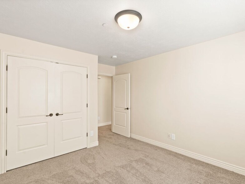 Building Photo - 986 W 270 S