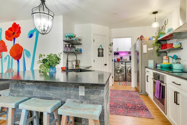 Building Photo - 1208 E 3rd St