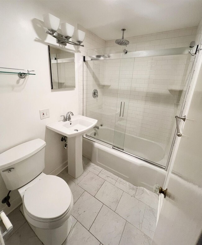 Building Photo - SEE IT NOW: Elegant Home in Prairie Village with Spacious Yard!