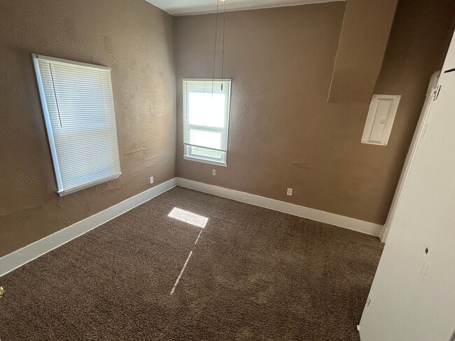 Building Photo - 2 Bedroom 1 bath duplex