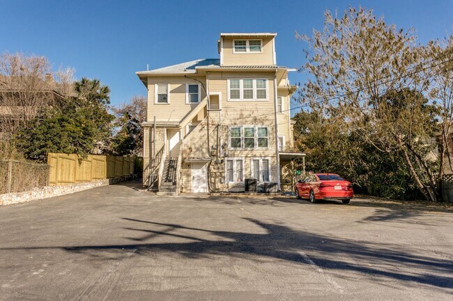 Building Photo - CHARMING VICTORIAN APARTMENT