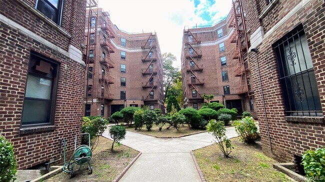 Building Photo - 42-33 Kissena Blvd