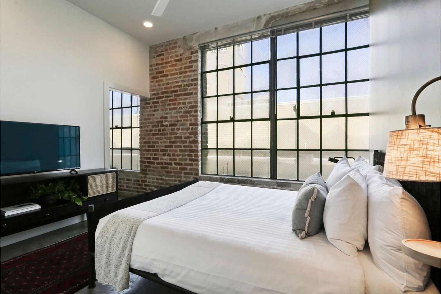 Building Photo - 822 Howard Ave