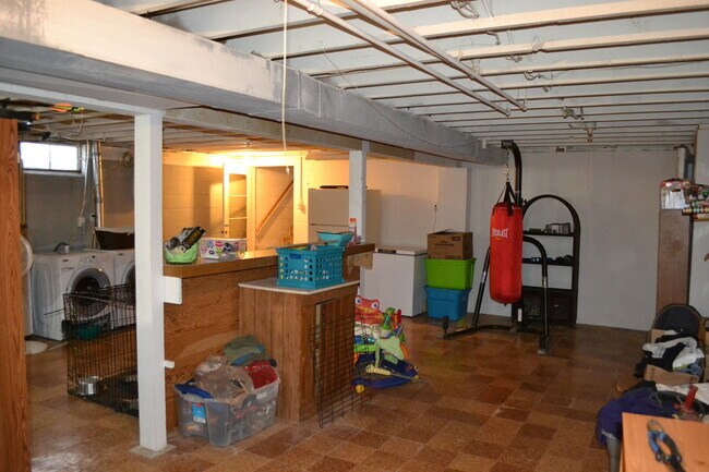 Building Photo - Nice 3-4 Br, 2 Bath Ranch style home, fenced in yard, garage, patio, full basement