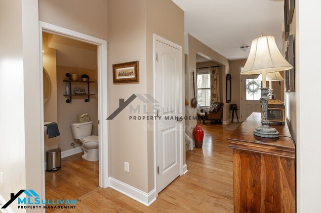 Building Photo - 913 Beech Glen Dr