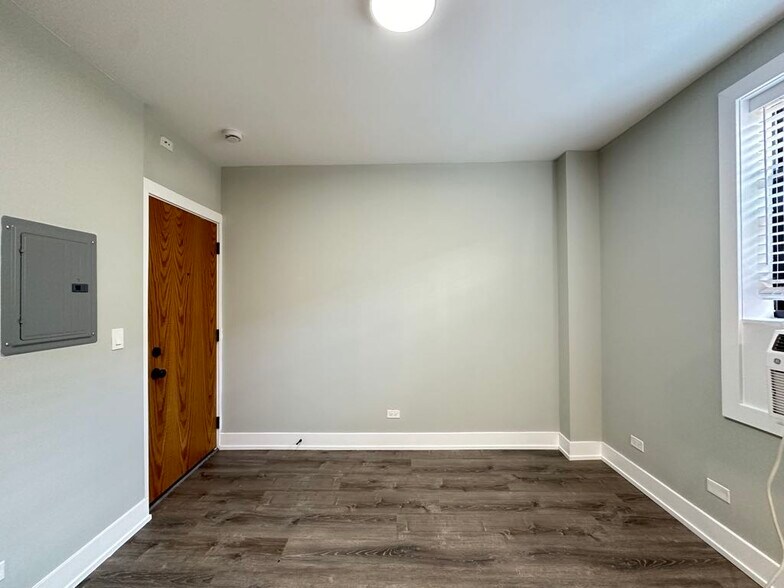 Building Photo - 545 W Belmont Ave