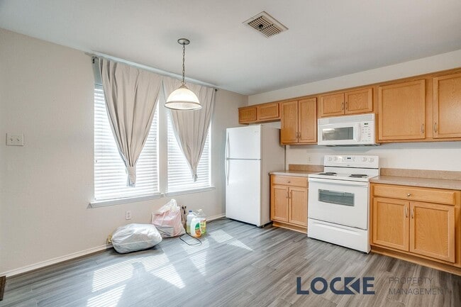 Building Photo - Cozy 2 bed, 1.5 Bath Townhome with Fenced ...