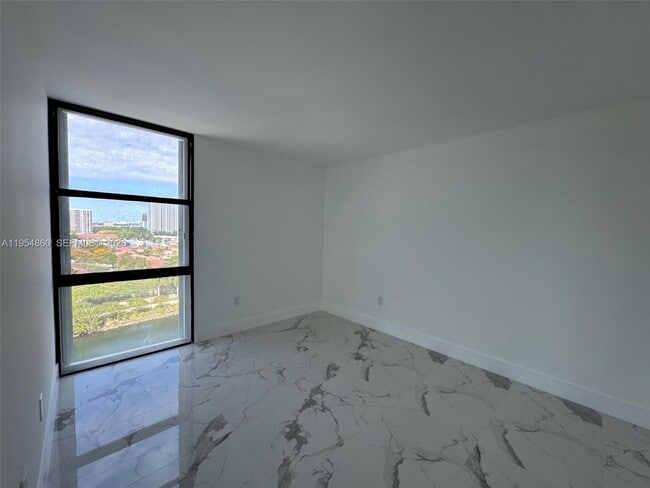 Building Photo - 3675 N Country Club Dr