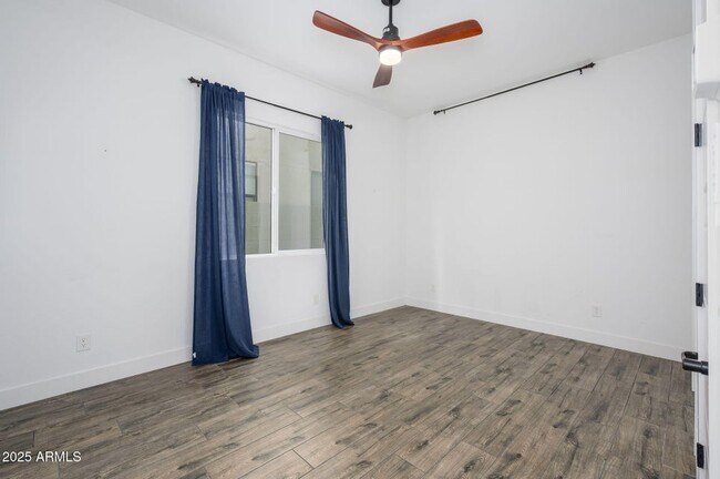Building Photo - 1221 E Paseo Way