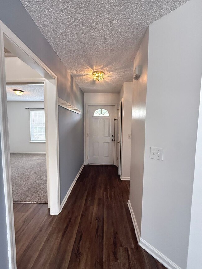 Building Photo - RENT SPECIAL! Updated Holten Place, top fl...