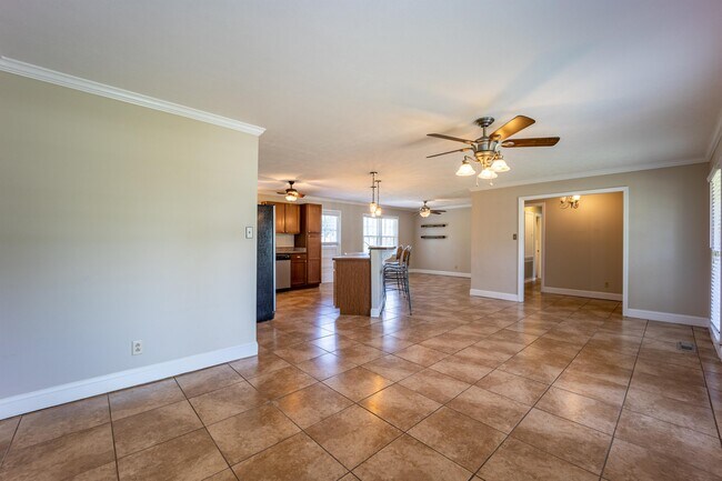 Building Photo - 407 Holly Dr