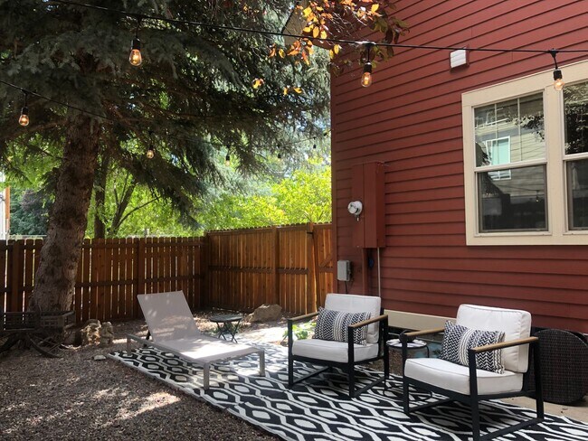 Building Photo - Charming 2 Bed with a Fenced Backyard