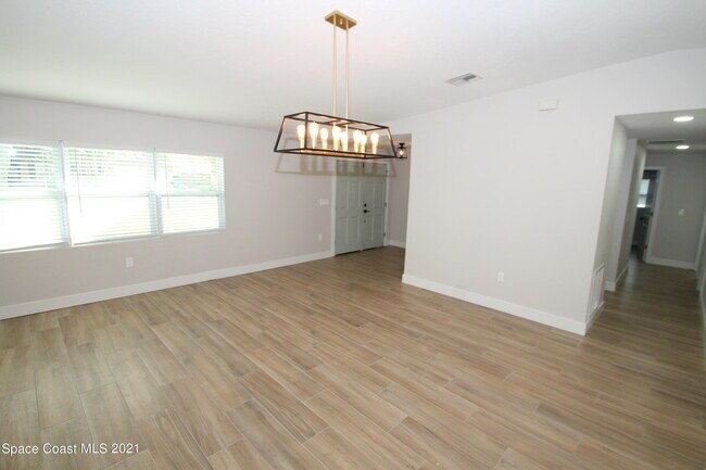 Building Photo - 580 Pine Tree Dr