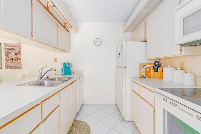 Building Photo - 2410 24th Ct