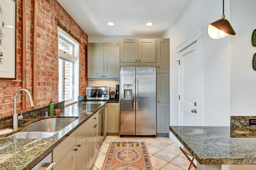 Building Photo - 2299 Sacramento St