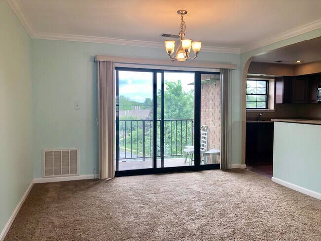Building Photo - Updated 2Bed/2Bath Top-Floor Towson Condo ...