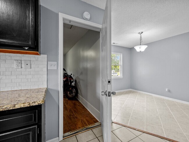 Building Photo - 1020 Furia Dr