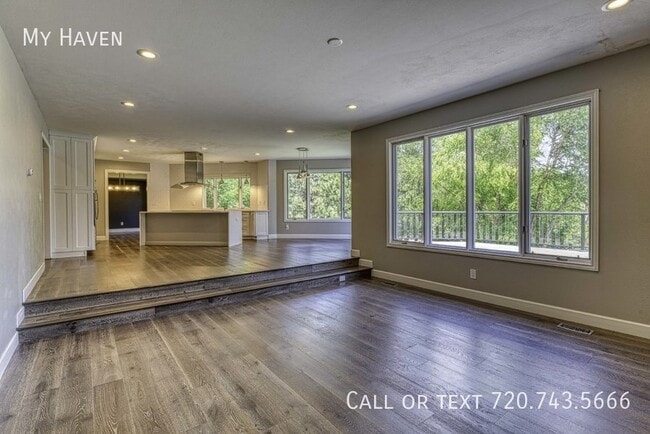 Building Photo - Stunning Heritage West home with all the b...