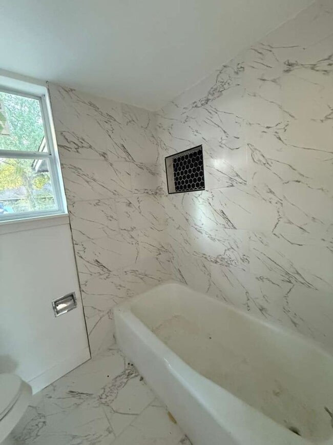 Building Photo - BEAUTIFUL HOME IN HOUSTON. MOVE IN READY!.