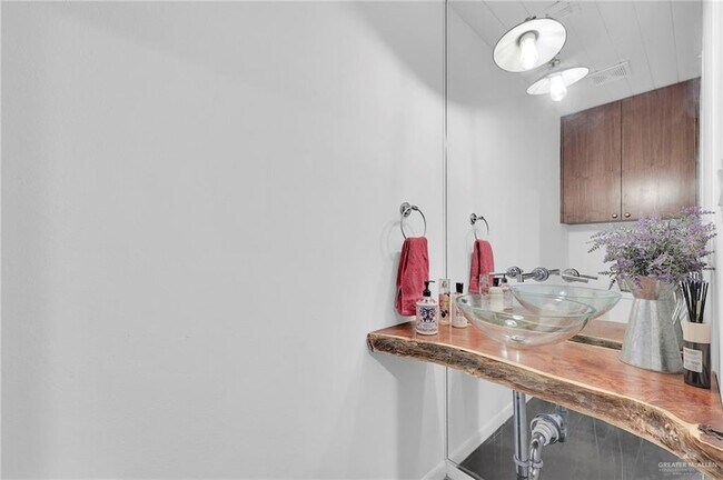 Building Photo - 2411 W Holland Ave